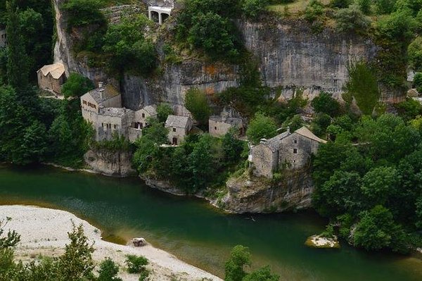 Un camping avec piscine dans le Tarn pour des vacances en famille dans le sud de la France