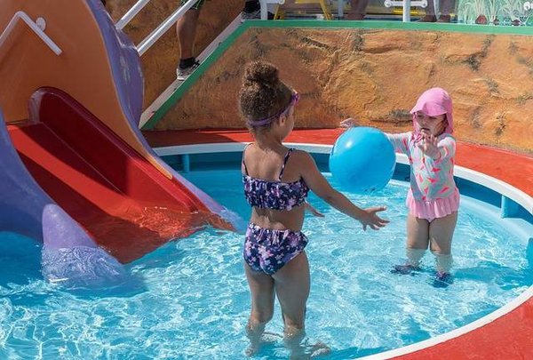 Profiter de la pataugeoire et des jeux enfants au camping avec piscine en famille ?