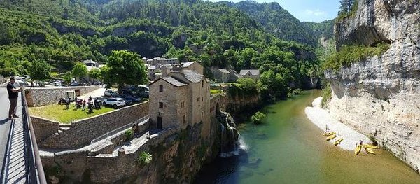 Quels sont les critères pour choisir un camping 4 étoiles dans les Gorges du Tarn pour des vacances en famille dans le sud de la France?
